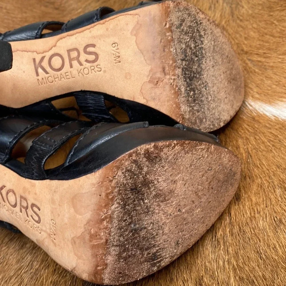 Women’s Michael kors heel shoes size 6.5 chexk them out thanks 🙏 - Picture 7 of 9